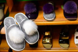 Công ty ở quê nhà làm dép đi trong nhà tặng đệ nhất phu nhân Melania Trump?