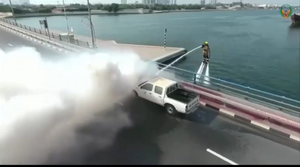 Lính cứu hỏa Dubai bay như chim để dập lửa