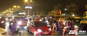 Ảnh: Xe cộ chen chúc như nêm ở cửa ngõ Hà Nội tối 28 Tết