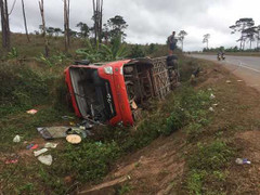 Xe khách lật nghiêng trên đường Hồ Chí Minh, 6 người thoát chết