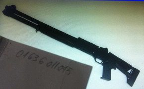 Mặc áo mưa, bịt kín mặt, dùng súng tự chế bắn người