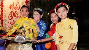 Phi Nhung dẫn ba con nuôi dạo chơi phố ông đồ