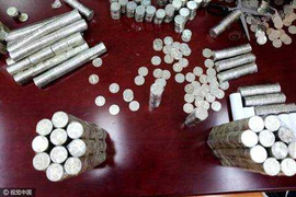 Sát Tết, người đàn ông bất ngờ được trả nợ 18 triệu bằng tiền xu