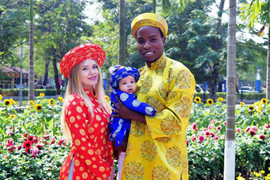 'Nàng dâu' V-League mặc áo dài khoe sắc cùng nắng Xuân