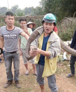 Video: Bắt sống rắn hổ mang chúa hoang dã khổng lồ ở Phú Thọ