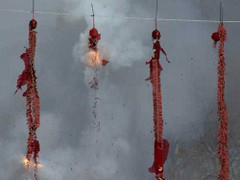 Clip: Bất chấp lệnh cấm, pháo vẫn nổ tung trời đêm giao thừa