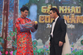 Sau khi thể hiện 'giới tính linh hoạt', cô Đẩu đạp xe hát 'Phượng hồng'