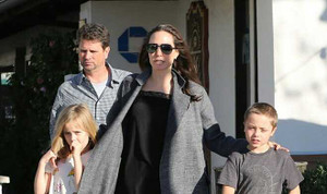 Angelina xuất hiện trẻ đẹp giữa tin đồn sức khỏe suy kiệt