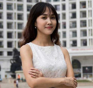 Cô gái xinh đẹp và dịch vụ 'book' lịch hẹn hò