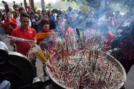 Mướt mồ hôi chen chân lễ đền Ngọc Sơn đầu năm mới