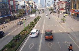 Ngày Tết, phố rộng thênh thang, vẫn cố lấn làn buýt nhanh