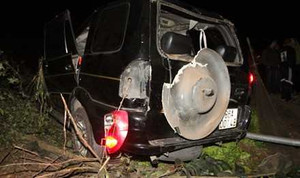 Xe biến dạng sau khi tông đổ cột đèn, cây xanh