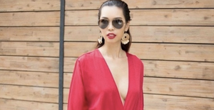 Cùng chồng ra Hà Nội ăn Tết, Hà Anh vẫn táo bạo 'hững hờ vòng một' dạo phố