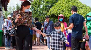 Hà Hồ đưa mẹ và con trai đến viếng đền thờ Tổ nghiệp của Hoài Linh