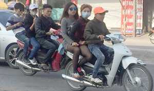 Ảnh: Thanh niên đầu trần, kẹp ba nghênh ngang du xuân, chơi Tết