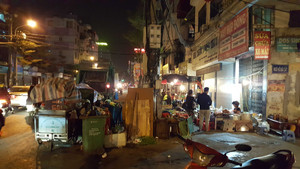 Kỳ lạ người Hà Nội: Ăn Tết cạnh bãi rác vẫn tấm tắc khen ngon