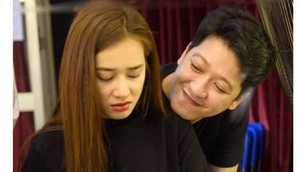 Nhã Phương nũng nịu khi được bạn trai chăm sóc ở hậu trường