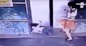 Mẹ nhanh chân song phi cứu con khỏi bị cửa thang máy kẹp