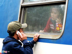 Phút chia ly xúc động ở ga tàu sau Tết