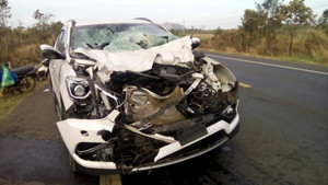 Ô tô bị công nông đâm nát đầu trên đường Hồ Chí Minh