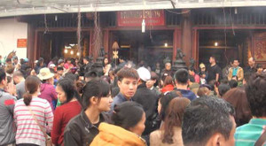 Biển người chật cứng trước ngày khai hội chùa Hương