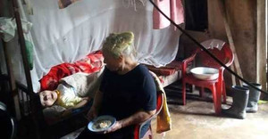 Mẹ già 46 năm nuôi con gái nhiễm chất độc da cam, ung thư vú