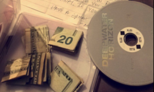 Thuê đĩa DVD về nhà xem, phát hiện 100 USD được giấu bên trong