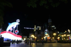 Vinpeal Land Nha Trang lập kỷ lục đèn lồng cá heo lớn nhất Việt Nam