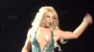 Britney Spears hớ hênh khi biểu diễn trên sân khấu