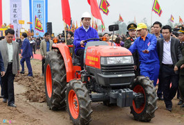 Video: Chủ tịch nước lái máy cày trong lễ Tịch Điền ở Hà Nam