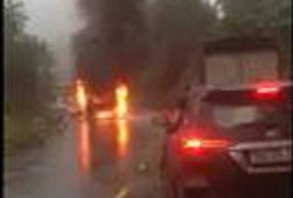 Clip: Xe khách giường nằm cháy ngùn ngụt trên đèo Lò Xo - Kon Tom