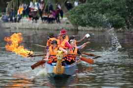 Kỳ thú màn té nước dập lửa trên sông của 'những người đàn bà không phổi’