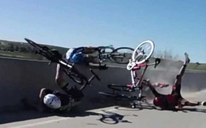 Tai nạn đường đua thảm khốc, vận động viên suýt rơi xuống vực