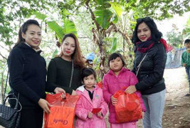 Thiếu nữ Hà thành mang Tết ấm cho dân nghèo bãi giữa sông Hồng