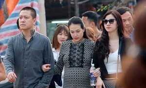 Vợ Tuấn Hưng khệ nệ bụng bầu 8 tháng đi lễ đầu năm