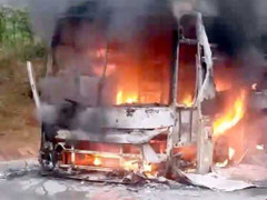 Xe khách bốc cháy ngùn ngụt trên đèo Lò Xo