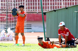 Công Phượng suýt bị... tạ đè