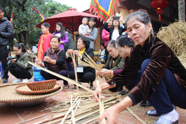 Mù mịt khói rơm lễ hội thổi cơm làng Thị Cấm