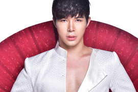 Nathan Lee gây sốc khi mặc áo dài khoe ngực