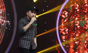 Phan Mạnh Quỳnh diện trang phục năng động, hoạt bát tập hát