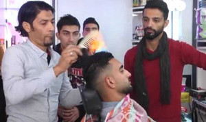 Phát hoảng với kỹ năng cắt tóc bằng lửa ở Palestine