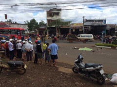 Xe tải húc xe máy, một phụ nữ chết thảm