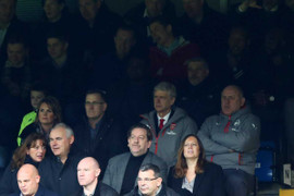 Cổ động viên giận dữ, đòi sa thải Arsene Wenger