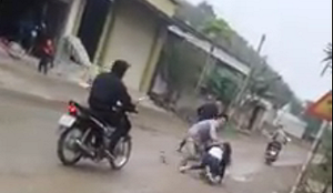 Đang đón xe khách, cô gái bị nhóm thanh niên bắt ép về làm vợ