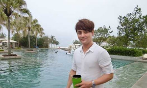 Đi du lịch về sau Tết, Ưng Đại Vệ 'chật vật' thoát ra sân bay