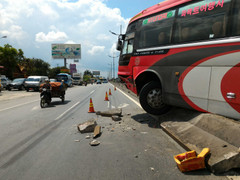 2 xe khách lao vào nhau, nhiều người thoát chết