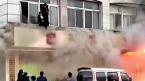 Cháy khủng khiếp ở tiệm massage, dân nhảy lầu thoát thân