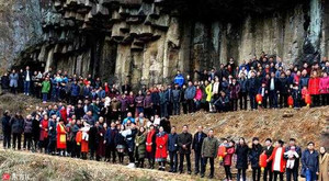 Bức ảnh hiếm của đại gia đình hơn 1.000 người, 6 thế hệ