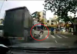 Rẽ trái không quan sát, 'nữ ninja' bị xe tải húc ngã nháo nhào