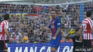 Video: Cú đá phạt 'có một không hai' của Messi